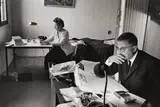 Gisèle Freund, Jean-Paul Sartre und Simone de Beauvoir bei der Arbeit, Boulevard Raspail 222, Paris, 1964, Späterer Silbergelatineabzug