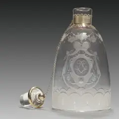 Potsdamer Glashütte, Karaffenflasche mit dem fürstlichen Spiegelmonogramm Leopolds I. von Anhalt-Dessau (1676-1747), genannt der Alte Dessauer, Um 1700, Glas, geschliffen; vergoldete Silbermontierung. 19 cm (7 ½ in.)