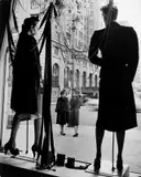 Alfred Eisenstaedt, Ohne Titel (Vor dem Schaufenster von Bergdorf Goodman, Fifth Avenue, New York)