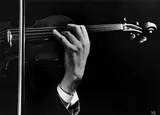 Ilse Bing, Szymon Goldbergʼs hand in concert
