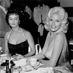 Joe Shere, Jayne Mansfield & Sophia Loren at Romanoffʼs in Beverly Hills, Um 1958, Silbergelatineabzug von Sid Avery, 1978