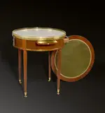 Paris, Mahagoni massiv und furniert auf Eiche und Buche; Marmorplatte; Bronzegalerie durchbrochen und feuervergoldet; Spielplatte mit Leder und Filz bezogen, 71 cm; Ø 64,5 cm (28 in.; Ø 25 ⅜ in.)