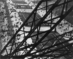 Champ de Mars vu de la Tour Eiffel by Ilse Bing, 1931, Silbergelatineabzug, 1950er Jahre, sold May 2008