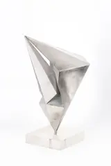 Volkmar Haase, Offenes Dreieck. Ende 1970er-Jahre, Edelstahl, geschweißt, auf Acrylsockel montiert