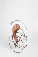 Harry Kramer, Wagenfigur, Um 1956, Holz und Eisendraht und -blech, mit Schrauben montiert. Höhe: 39,2 cm (15 ⅜ in.)