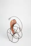 Harry Kramer, Wagenfigur, Um 1956, Holz und Eisendraht und -blech, mit Schrauben montiert. Höhe: 39,2 cm (15 ⅜ in.)