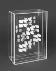 Klaus Staudt, o.T., 1993, Weiße Kunststoffprismen, montiert auf 3 Plexiglasscheiben, in Plexiglaskasten