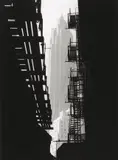 Andreas Feininger, Das städtische Verwaltungsgebäude in der Pine Street, Feuerleitern und Teil des Hochbahngerüsts. 1940er Jahre