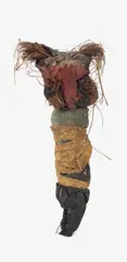 Michel Nedjar, Poupée, Assemblage aus gestrickten Stoffen, getrockneten Gräsern, Erde und Kordel. Höhe: 42 cm (16 ½ in.)