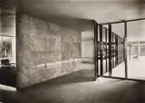 Barcelona Pavillon, Ansicht des Nebeneingangs mit Blick auf die Onyxwand und den Nebenanbau by Ludwig Mies van der Rohe, 1929, Vintage. Silbergelatineabzug, sold May 2012