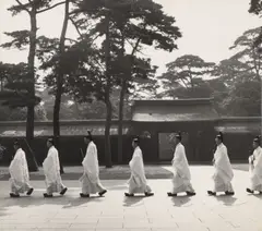 Shinto-Priester im Hof des Meiji-Tempels, Tokyo, Japan by Werner Bischof, 1951, Vintage. Silbergelatineabzug, sold Dec 2021