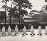 Werner Bischof, Shinto-Priester im Hof des Meiji-Tempels, Tokyo, Japan, 1951, Vintage. Silbergelatineabzug
