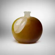 Archimede Seguso, A Polveri Apple vase, c. 1950, glass with gold inclusions and applied details