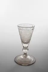 Potsdamer Glashütte, Großes Kelchglas mit Darstellung der Jagd der Diana, wohl zu Ehren eines Prinzen von Brandenburg. 16. November 1699, Glas, matt und glatt tiefgeschnitten, graviert. 22 cm; Ø 13 cm (8 ⅝ in.; Ø 5 ⅛ in.)