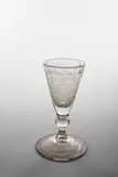 Potsdamer Glashütte, Großes Kelchglas mit Darstellung der Jagd der Diana, wohl zu Ehren eines Prinzen von Brandenburg. 16. November 1699, Glas, matt und glatt tiefgeschnitten, graviert. 22 cm; Ø 13 cm (8 ⅝ in.; Ø 5 ⅛ in.)