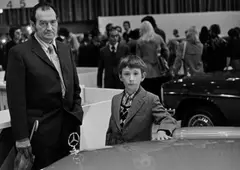 Gabriele Und Helmut Nothhelfer, Vater und Sohn auf der Industrieausstellung, Berlin, 1974, Späterer Silbergelatineabzug, goldgetont