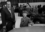 Gabriele Und Helmut Nothhelfer, Vater und Sohn auf der Industrieausstellung, Berlin, 1974, Späterer Silbergelatineabzug, goldgetont
