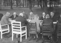Erich Salomon, German Cabinet in session in the garden of the Chancellerie in Berlin, 1930, Vintage. Silbergelatineabzug