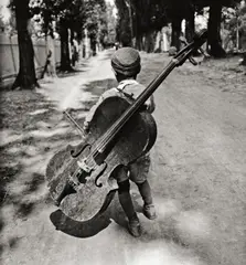 Eva Besnyö, Junge mit Cello, Balaton, Ungarn, 1931, Späterer Silbergelatineabzug