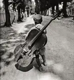 Eva Besnyö, Junge mit Cello, Balaton, Ungarn, 1931, Späterer Silbergelatineabzug