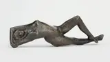Fritz Cremer, Kleine Liegende, 1949, Bronze mit brauner Patina. Höhe: 9,5 cm (3 ¾ in.)