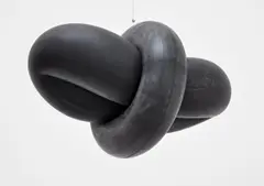 Michael Sailstorfer, Wolke, 2012, 2 Schläuche für LKW-Reifen