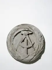 Olaf Metzel, Restposten, 1990, Zement. Durchmesser: 46 cm (18 ⅛ in.)