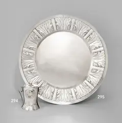 Emil Lettré, Große runde Platte mit Akanthusdekor, Um 1930, Silber, getrieben, ziseliert. Ø 46 cm (18 ⅛ in.)