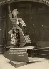 El Lissitzky, Figurine von Michail Plaksin für den Sowjet-Pavillon in der Abteilung „Die Frau und die Presse“ auf der Internationalen Presse-Ausstellung „Pressa“ in Köln. Ausstellungsarchitekt: El Lissitzky. Probea, 1928, Vintage. Silbergelatineabzug