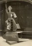 El Lissitzky, Figurine von Michail Plaksin für den Sowjet-Pavillon in der Abteilung „Die Frau und die Presse“ auf der Internationalen Presse-Ausstellung „Pressa“ in Köln. Ausstellungsarchitekt: El Lissitzky. Probea, 1928, Vintage. Silbergelatineabzug