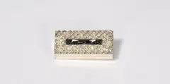 Emil Lettré, Brosche mit Diamanten und schwarz-weißer Email, Um 1925, 950/- Platin, gegossen, ziseliert, 750/- Weißgold (18 kt), gegossen, ziseliert; 66 kleine Diamanten, Antwerpener Rosenschliff; Gold, getrieben, emailliert