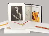 Matthew Barney, General McArthur, 2007, Kunststoffkassette mit einer S/W-Photographie, in Japanpapier eingeschlagen mit geprägter Silbervignette, einem Buch und zwei Stoffbändern