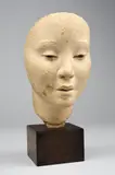 Fritz Huf, Maske einer Japanerin, 1923, Stucco, bemalt, auf Holzsockel montiert. Höhe (ohne Sockel): 23 cm (9 in.)