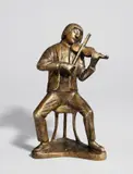 Gerhard Marcks, Sitzender Geigenspieler, 1973, Bronze mit gelbbrauner Patina. Höhe: 27,3 cm (10 ¾ in.)