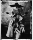 Sarah Moon, Dior (Marie-Claire Bis), 1990, Silbergelatineabzug vom Polaroidnegativ von Patrick Toussaint, getont, 1994. Agfa-Papier