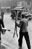 Marc Riboud, FRANCE, Paris, 1st arrondissement, near Les Halles, 1953, Späterer Silbergelatineabzug