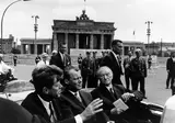 Will McBride, John F. Kennedy, Willy Brandt, Konrad Adenauer vorm Brandenburger Tor, Berlin, 1963, Späterer Silbergelatineabzug