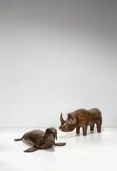 Dimitri Omersa, Fußhocker: „Big Rhinoceros“ und „Seal“. 1970er-Jahre, Rindsleder – Hersteller: Omersa & Co., Lincoln