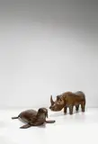 Dimitri Omersa, Fußhocker: „Big Rhinoceros“ und „Seal“. 1970er-Jahre, Rindsleder – Hersteller: Omersa & Co., Lincoln