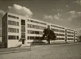 Werkbundausstellung: Weissenhof-Siedlung, Stuttgart. Häuserblock, Straßenansicht, Westseite. Architekt: Ludwig Mies van der Rohe by Dr. Lossen & Co., 1927, Vintage. Silbergelatineabzug, sold May 2019