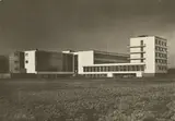 Lucia Moholy, Bauhaus Dessau von Südosten. Architekt: Walter Gropius, 1926, Vintage. Silbergelatineabzug. Fotopostkarte