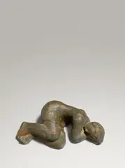 Mary Duras, Schlafendes Mädchen, 1928, Terrakotta, goldbraun gefasst