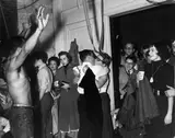 Weegee, Rent Party ... The artist needed rent money so a party was thrown, Um 1950, Vintage. Silbergelatineabzug