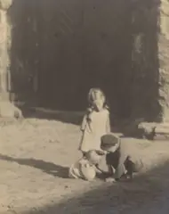 Spielende Kinder by Jaromír Funke, Um 1920, Vintage. Silbergelatineabzug, sold Jun 2021