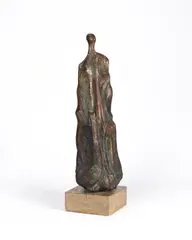 Theo Balden, Aufrechte I, 1988, Bronze mit brauner Patina, teilweise farbig gefasst, auf Steinsockel montiert