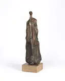Theo Balden, Aufrechte I, 1988, Bronze mit brauner Patina, teilweise farbig gefasst, auf Steinsockel montiert