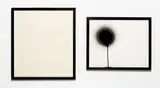 Stephen Prina, Exquisite Corps, 2007, Diptychon. Sprühlack über Holzrahmen mit Plexiglas und einem Offset, montiert auf Karton, bzw. Holzrahmen mit Plexiglas und Tuschfeder in Schwarz auf Papier, montiert auf Karton, jeweils in Künstlerrahmen
