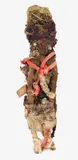 Michel Nedjar, Poupée, Assemblage aus Karton, verschiedenen Stoffen, getrockneten Gräsern, Erde, Kunststoffband, Kordel, Nähgarn, Papier und Nietenknöpfen. Höhe: 47,5 cm (18 ¾ in.)