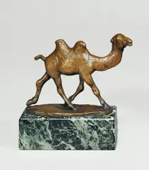 Kamel by August Gaul, 1915, Bronze mit goldbrauner Patina, auf schwarzen Sockel montiert. Höhe (ohne Sockel): 7,5 cm (3 in.), sold May 2011