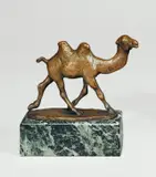 Kamel by August Gaul, 1915, Bronze mit goldbrauner Patina, auf schwarzen Sockel montiert. Höhe (ohne Sockel): 7,5 cm (3 in.), sold May 2011